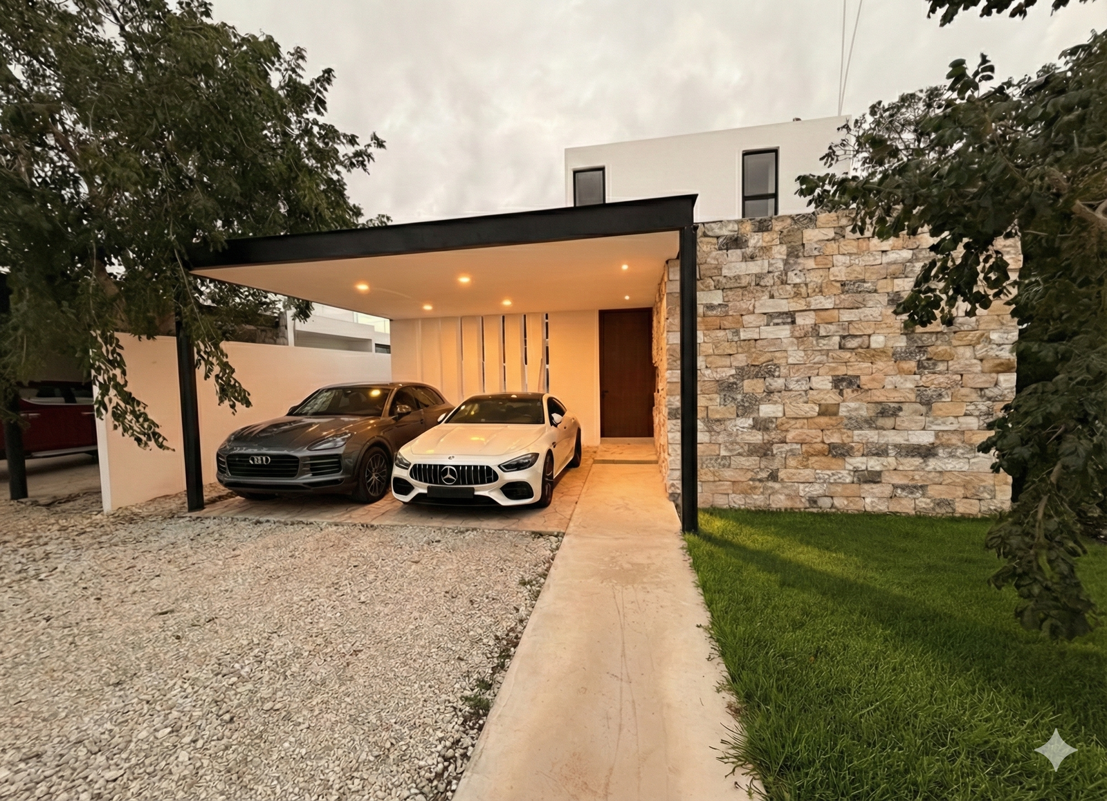 Fachada real del modelo Tzalam con celosía y piedra, privada Oviedo