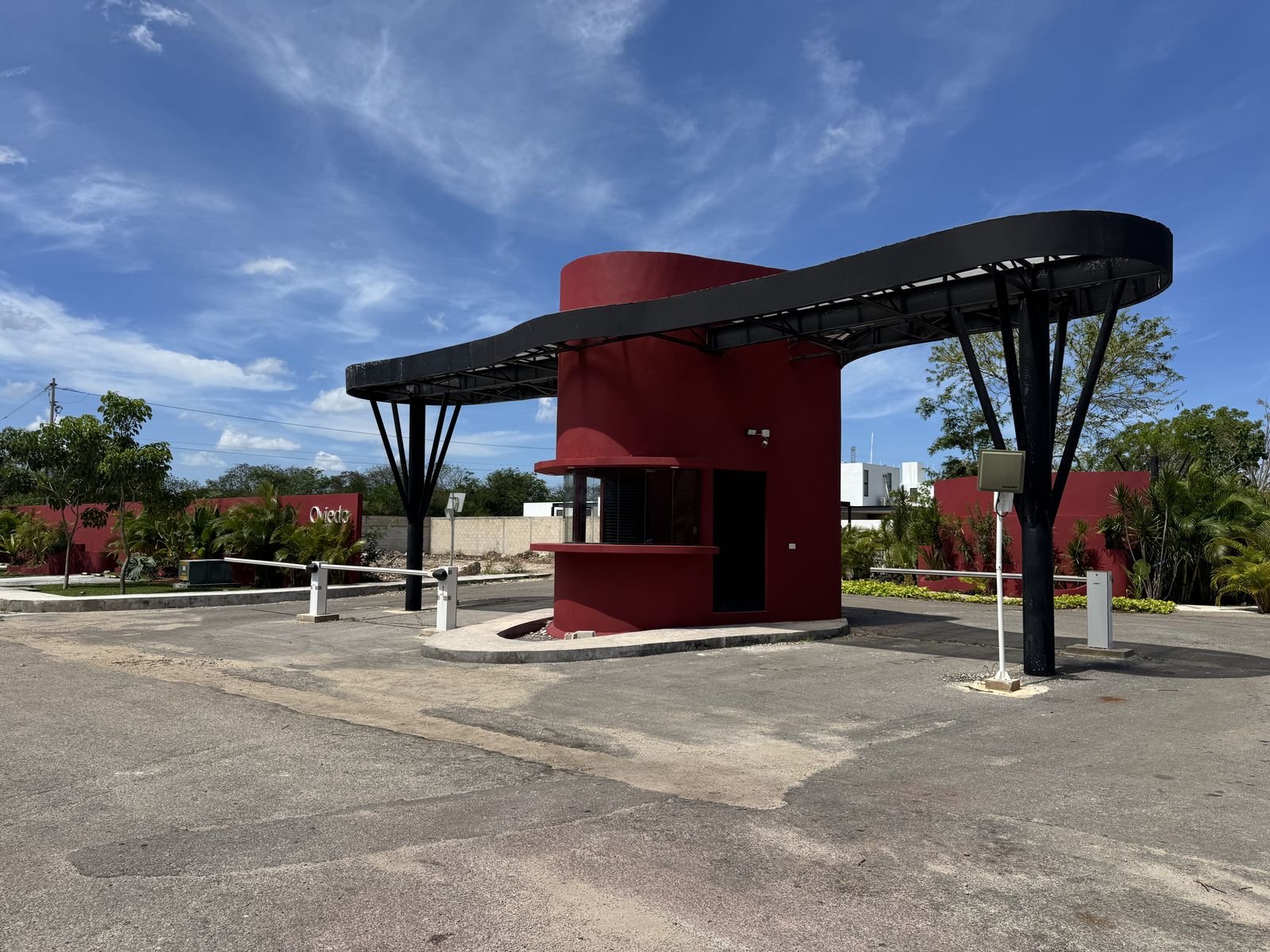 Caseta de vigilancia en el acceso de la privada Oviedo