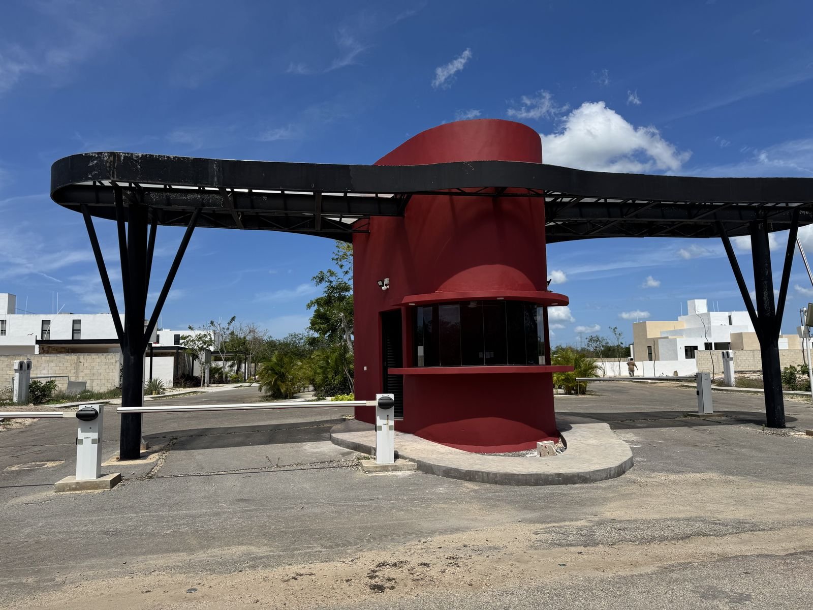 Acceso controlado con caseta y plumas en la privada Oviedo, Cholul